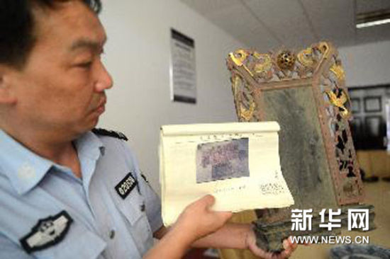 8月20日，贵州省台江县警方向记者展示扣押物品，与2001年警方拍摄的原始卷宗照片作对比。