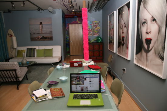 Pink Line 项目发起人 Philippa Hughes 的办公桌 