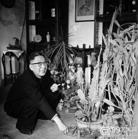 老舍与花 1964年张祖道摄影