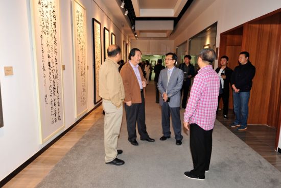 中国国家画院院长杨晓阳（前排左二）、副院长曾来德（前排右一）与国展美术中心总裁彭骏雄（前排右二）亲切交流