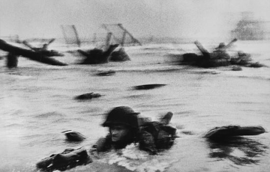 Robert Capa 《D-day Omaha beach》 1944 年 Robert Capa 《D-day Omaha beach》 1944 年