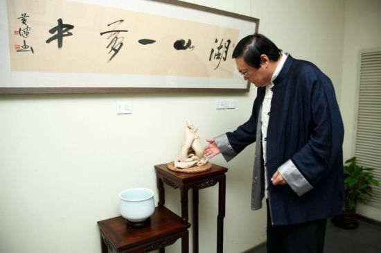 著名社会时事评论家梁宏达正在欣赏黄健瓷塑作品 著名社会时事评论家梁宏达正在欣赏黄健瓷塑作品