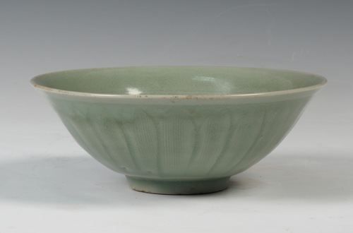 南宋龙泉窑青瓷莲花纹碗(图18) 口径16.5厘米、足径5.5厘米、高6.1厘米。浙江省博物馆藏。