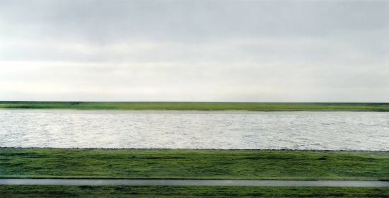 安德烈亚斯·古尔斯基的《莱茵河II》的价格为433.85万美元，他被视作数字影像艺术的一位探索者