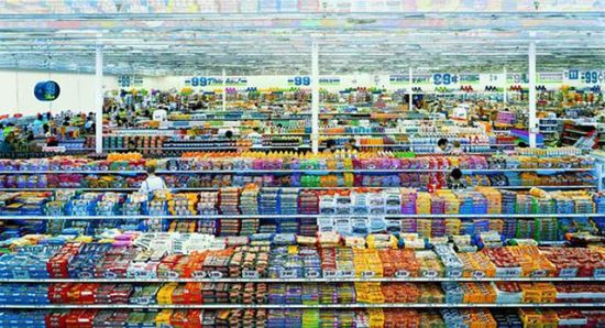 99 Cent II Diptychon(99美分 2号 Diptychon)，摄影：Andreas Gursky(2001)，330万美元 图片来源：中国青年网