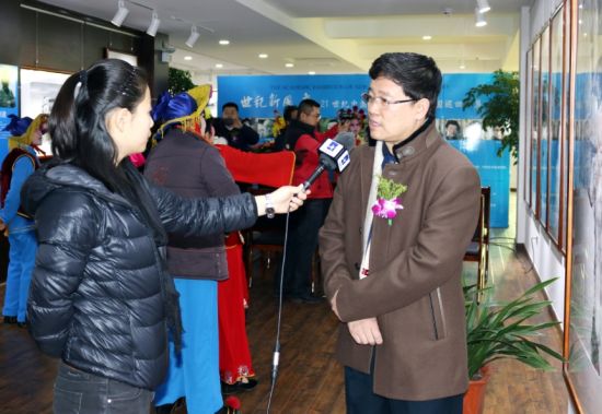 邹立颖接受电视台采访 邹立颖接受电视台采访