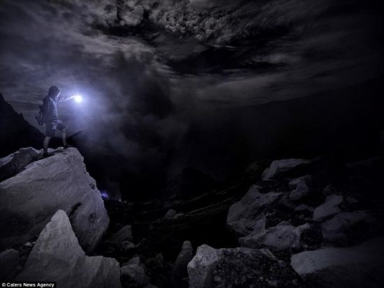 摄影师拍摄印尼火山口夜晚散发蓝色光芒 摄影师拍摄印尼火山口夜晚散发蓝色光芒