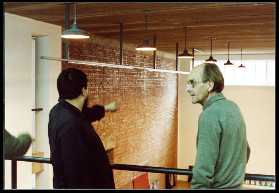 未名摄影师，《戴汉志和艾未未在草场地艺术文件仓库（CAAW）》，摄于2001年，彩色照片。