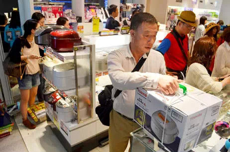 中國遊客在日本瘋狂搶購電飯鍋