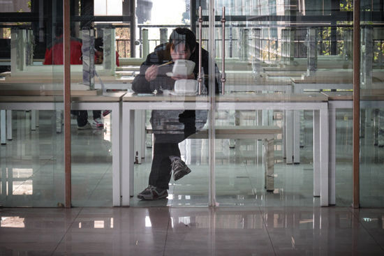 2011年11月29日，北京市，中关村e世界的工作人员在夹层平台上吃午饭。CFP供图
