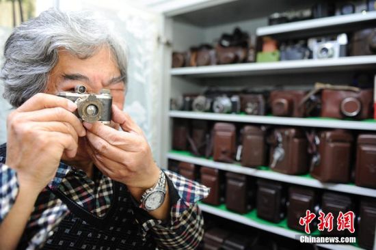 3月12日，长春市民赵永生在整理他所收集的相机。张瑶 摄