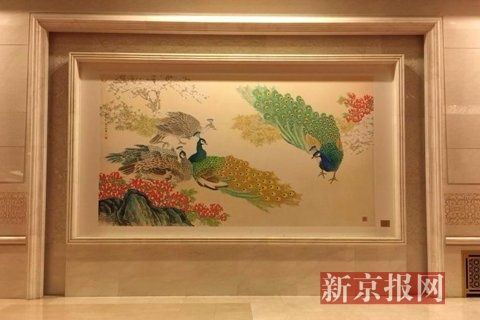 金色大厅装饰画《孔雀》。新京报记者 陈杰 摄