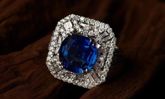 5.68克拉未加热蓝宝石戒指 总重量8.2克。蓝宝石5.68克拉，未经热处理，产地马达加斯加，钻石1.78克拉，G色，VVS净度，18K金。	RMB：250000-300000