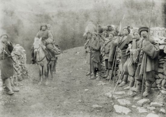 中国的官兵和长矛兵,Mia-ko, 1896. 中国的官兵和长矛兵,Mia-ko, 1896.
