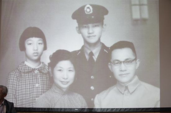傅申(右上)年轻时服兵役的照片，帅到满场惊呼。