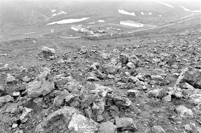 東峰礦業開礦區，大量廢石掩埋瞭地表植被。范培珅 攝