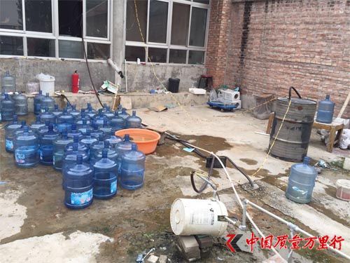 食药局查黑桶装水厂遭暴力阻拦:1年查4次气死