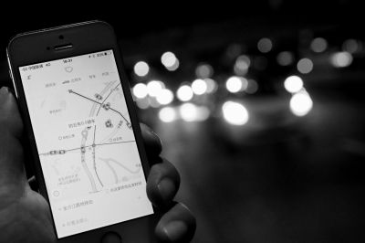 市民在上海街头使用滴滴出行APP预约出租车。新华社发