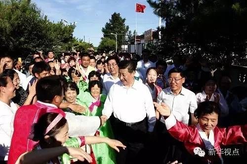 2015年7月16日，習近平在延邊州和龍市東城鎮光東村同當地群眾在一起。記者 鞠鵬 攝