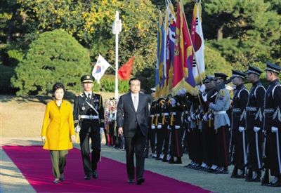 昨日，國務院總理李克強在首爾青瓦臺同韓國總統樸槿惠舉行會談。會談前，樸槿惠為李克強舉行隆重的歡迎儀式。 新華社記者 黃敬文 攝