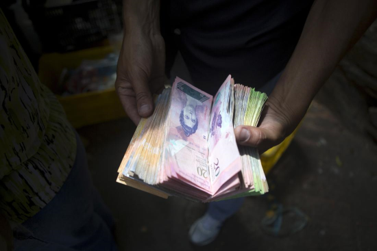 一位委内瑞拉人正准备在街头小摊付账