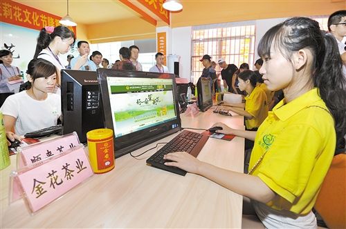 横县茉莉花产品电商企业正在线上交易。记者段柳健 摄 横县茉莉花产品电商企业正在线上交易。记者段柳健 摄