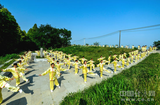 洪泽湖千年古堰 万人太极场面 洪泽湖千年古堰 万人太极场面