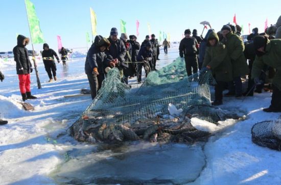 (十三)第八届扎兰屯金龙山滑雪节 1)主题活动日:2016年12月10日 2)系列活动日:2016年11月1日2017年3月31日 3)活动地点:金龙山滑雪场 4)活动内容:全国U型场地锦标赛、雪地摩托车表演、高山滑雪表演、亲子雪雕赛、三少民族趣味雪地赛、光猪滑雪狂欢节。 (十四)2017中国呼伦贝尔国际冰雪冷极马拉松 1)活动时间:2017年1月6日 2)活动地点:海拉尔、根河 3)活动内容:冰雪极寒马拉松是一项考验人体能极限的运动,活动组织马拉松爱好者来到呼伦贝尔爱好者勇于挑战大自然、在极寒气温下完