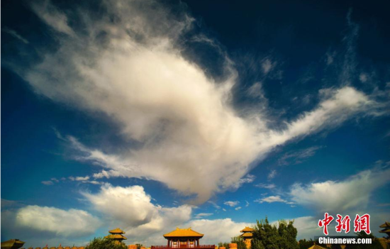 大漠秋景 王斌银 摄 甘肃敦煌古阳关多姿云状“添彩”大漠秋游