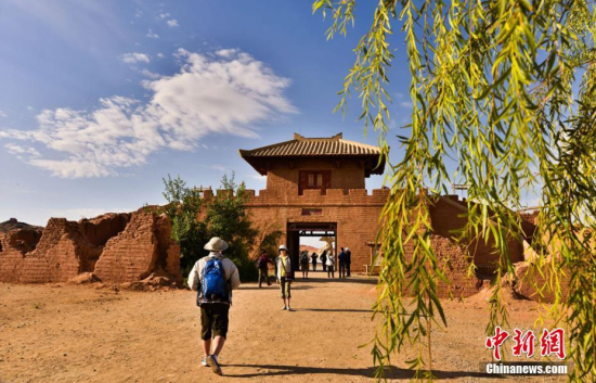 大漠秋景 王斌银 摄 甘肃敦煌古阳关多姿云状“添彩”大漠秋游