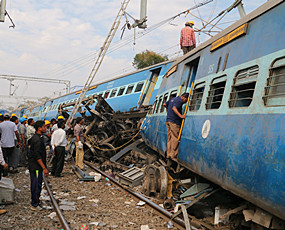 印度火车半夜脱轨32人遇难