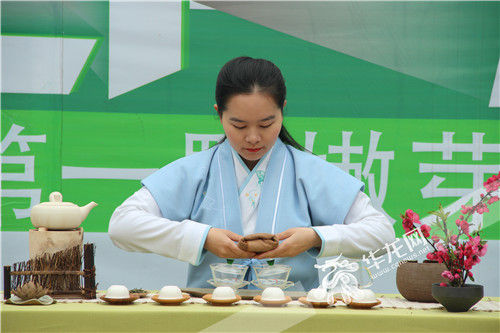 古风装扮的美女,将茶艺礼仪表现得淋璃尽致。重庆茶业集团供图 华龙网发 古风装扮的美女,将茶艺礼仪表现得淋璃尽致。重庆茶业集团供图 华龙网发