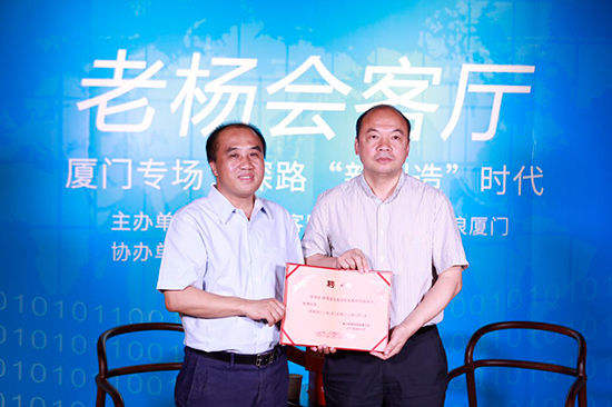 杨建国从周华松手中接过“松霖家居高级顾问”聘书 杨建国从周华松手中接过“松霖家居高级顾问”聘书