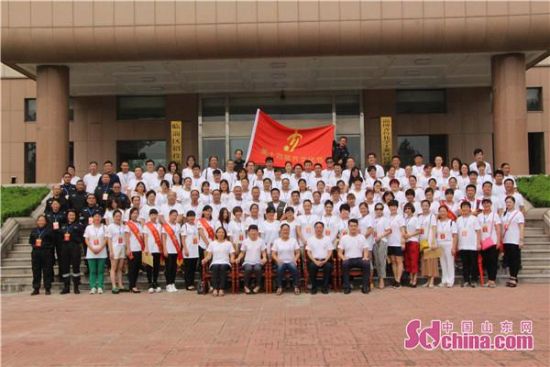 参会领导与志愿者合影留念 参会领导与志愿者合影留念
