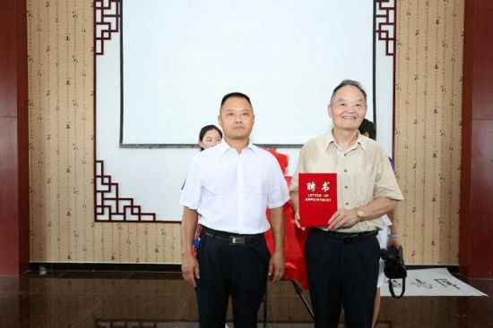 著名书法家袁维学亲临现场题字并受聘担任学校书法教育顾问。 著名书法家袁维学亲临现场题字并受聘担任学校书法教育顾问。