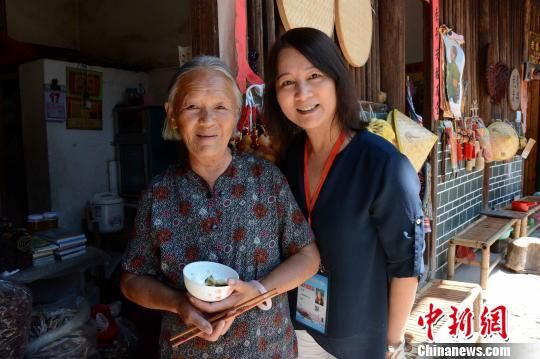 图为海外华文媒体与当地村民合影。 张金川 摄 图为海外华文媒体与当地村民合影。 张金川 摄