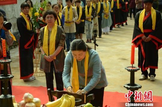 图为祭祀仪式现场。 郝学娟 摄 图为祭祀仪式现场。 郝学娟 摄