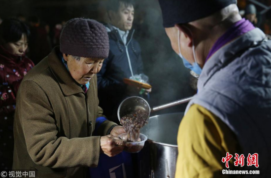 施粥摊 过了腊八就是年 各地民众共品腊八粥