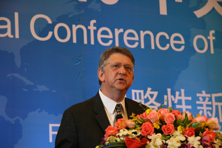美国斯坦福大学商学院院长Garth SALONER先生发表主旨演讲