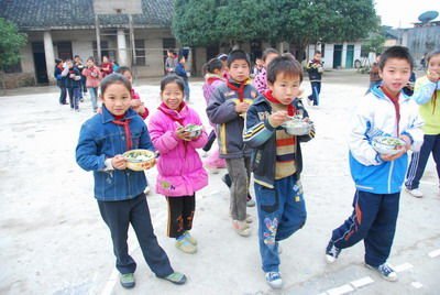 柳州:“免费午餐”惠及学生近10万(图)
