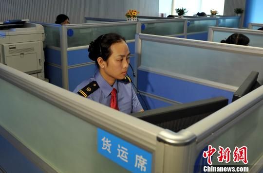 6月15日起，该局12306客服电话在原有办理客运业务的基础上，正式增办货运业务受理。 刘占昆 摄