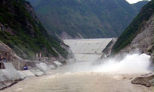 中国水电承建的瀑布沟水电站泄洪洞按期通水
