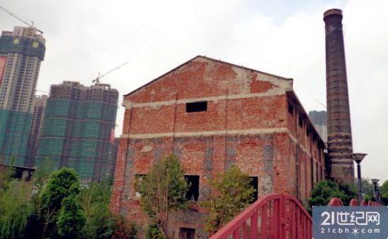 无锡市第一棉纺织厂另一处未经翻新和装修的厂房，旁边就是名为‘西水东’的高档商业住宅。  