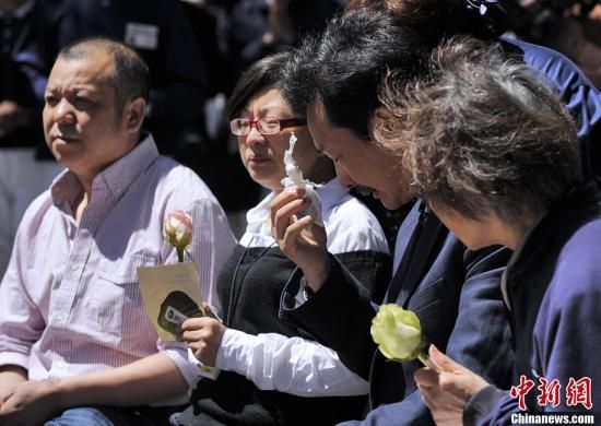 2013年7月13日是韩亚航空214航班在美国旧金山国际机场失事第七天。旧金山湾区一些宗教组织和民众在机场附近的海湾为遇难及受伤乘客及家人祈福。图为两名遇难者的父母。中新社发 刘丹 摄