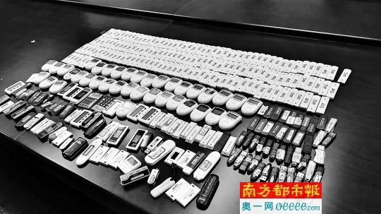 10月30日，“9·16”专案组民警在兰溪市公安局向记者展示缴获的大量U盾、银行卡、假公章等作案工具。南都记者 王佳 摄