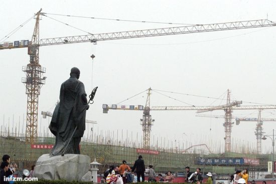 ��ͼ�������������Ϲ㳡���ʷ�ʦ�����ϲ࣬������������æµʩ���С������ѳ�Ϊ�������������Ʋ�ҹ�ǡ���������ϵ�������µķ����¡��˽��������������飬���ڽ̴�̨�����ó�Ϸ��������ģʽ��������һ�����ķ粨�� (����/ͼ)