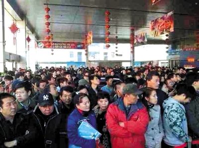 昨日，天津空港一家4S汽車店內諸多市民持幣搶購汽車。當天，天津宣布「限號」，各大4S店均人滿為患。圖/CFP