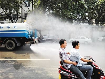  8月14日，鄭州街頭的灑水車。這些車輛每隔兩個小時便灑水一次。圖/CFP