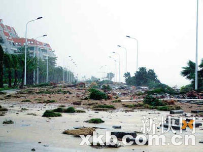 台风黑格比珠海肆虐 海滨护栏全部被毁坏