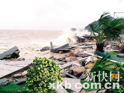 台风黑格比珠海肆虐+海滨护栏全部被毁坏